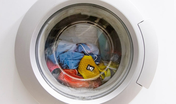 <p><strong>Förbered din tvättmaskin på framgång.</strong><br/><br/>Välj lämplig mängd vatten för tvätten och dosera tvättmedlet enligt anvisningarna. Det är viktigt att justera vattentemperaturen och välja ett varsamt eller finttvättsprogram som passar din Hurtta-produkt. En tvättpåse kan också hjälpa till att skydda plagget från onödigt slitage under tvättcykeln.<br/><br/>Centrifugering bör användas med låg hastighet eller inte alls, för att inte orsaka onödiga skador på produkten. Efter tvätt, se till att det inte finns några tvättmedelsrester kvar på produkten. Om det gör det sköljer du bara produkten igen.<br/><br/>Om produkten har ett vattenavvisande skal rekommenderas inte användning av sköljmedel eftersom det kan skada det vattenavvisande skalet och försämra produktens vattentålighet. Istället för sköljmedel kan du använda en liten mängd tvättvinäger eller en blandning av vit vinäger och destillerat vatten, vilket rengör och fräschar upp produkten och dessutom är ett miljövänligt val.</p>