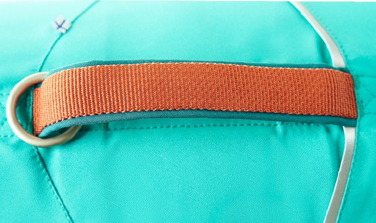 The practical handle on Hurtta Life Savior allows you to help your dog in the water.